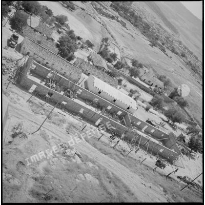 [Vue aérienne d'un bâtiment en chantier dans un camp militaire à Saïda.]