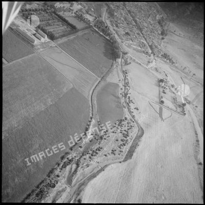 [Vue aérienne de champs à la lisière de Sidi-Bel-Abbès.]