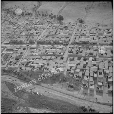 [Vue aérienne d'habitations près de Sidi-Bel-Abbès.]