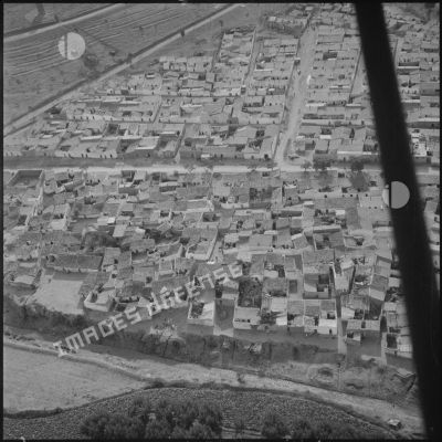 [Vue aérienne d'habitations à Doui-Thabet, au nord de Saïda.]