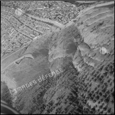 [Vue aérienne floue de la ville de Doui-Thabet au nord de Saïda.]