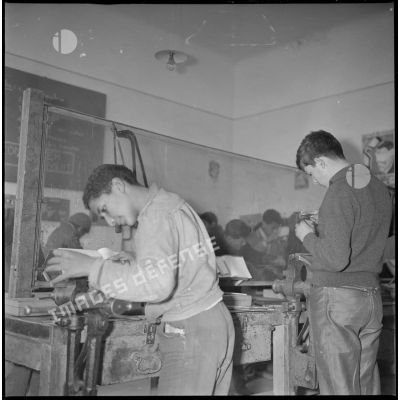 [Adolescents apprenant la mécanique lors d'un atelier à Saïda.]
