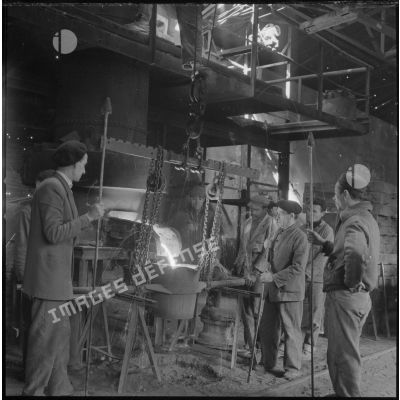 [Ouvriers d'une fonderie près de Saïda observant un matériau en fusion.]