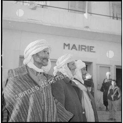 [Hommes d'origine algérienne se rassemblant devant la mairie de Wagram pour aller voter.]