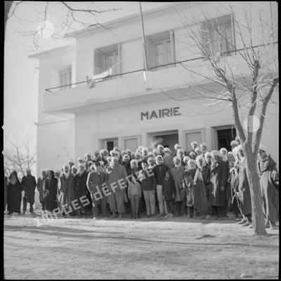  [Population masculine de Wagram posant devant la mairie le jour d'un vote.]