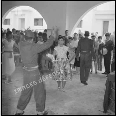 [Danse traditionnelle par des Algériennes et un supplétif près de Saïda.]