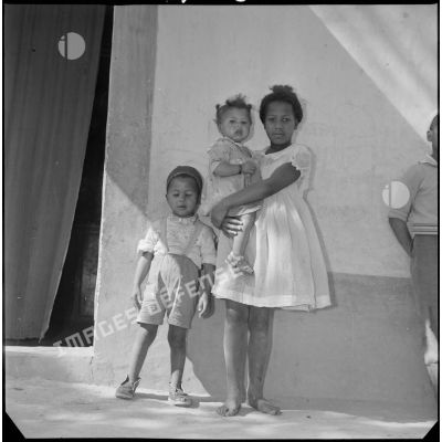 [Portrait de trois enfants algériens près de Franchetti.]