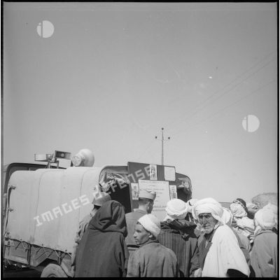 [Population masculine devant le camion d'une compagnie de haut-parleurs et de tracts (CHPT) près de Saïda.]