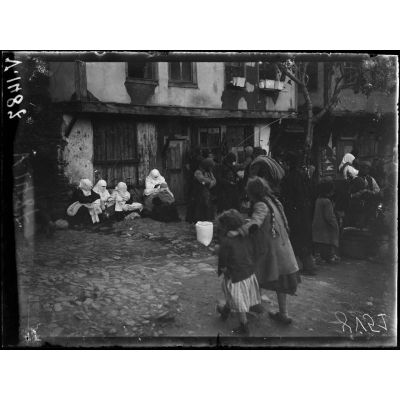 Florina. Un coin du marché, femmes turques vendant du linge. [légende d'origine]