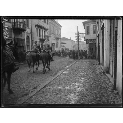 Monastir. Les premières troupes françaises passant dans la rue principale. [légende d'origine]