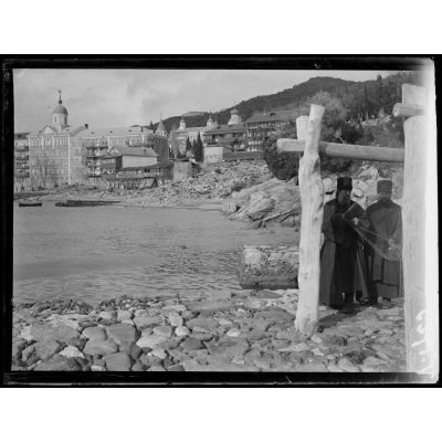 Mont-Athos. Saint Panteleimon, les moines pêcheurs. [légende d'origine]
