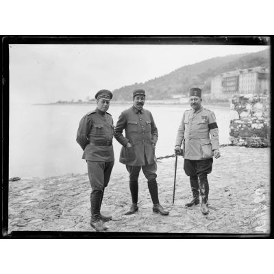 Mont-Athos. Les trois chefs de la mission sur le port de Saint Panteleimon. [légende d'origine]