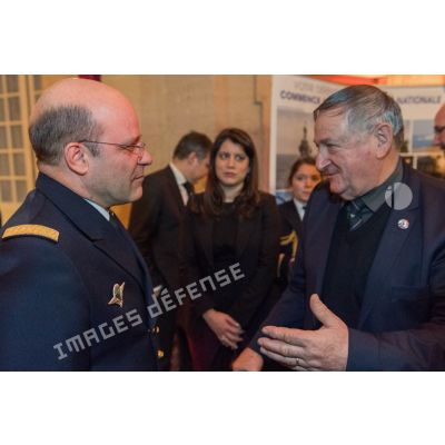 L'amiral Christophe Prazuck, CEMM (chef d'état-major de la Marine), s'entretient avec le personnel civil et militaire lors de la présentation de ses voeux aux RCIT (réservistes citoyens) et aux associations de la Marine à la Rotonde de l'Ecole militaire.