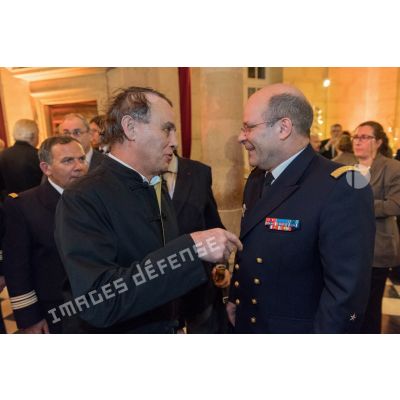 L'amiral Christophe Prazuck, CEMM (chef d'état-major de la Marine), s'entretient avec le personnel civil et militaire lors de la présentation de ses voeux aux RCIT (réservistes citoyens) et aux associations de la Marine à la Rotonde de l'Ecole militaire.