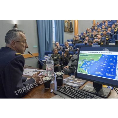 Présentation des engagements opérationnels de la Marine nationale par le contre-amiral Bernard-Antoine Morio de l'Isle, sous-chef d'état-major "opérations aéronavales", lors de la journée d'information Marine à l'Ecole Militaire.