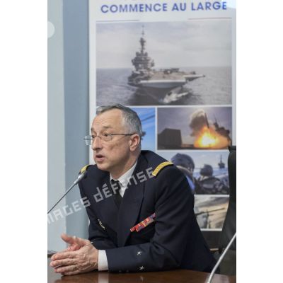 Présentation des engagements opérationnels de la Marine nationale par le contre-amiral Bernard-Antoine Morio de l'Isle, sous-chef d'état-major "opérations aéronavales", lors de la journée d'information Marine à l'Ecole Militaire.