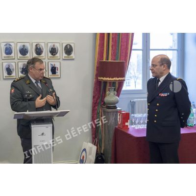 Le général de division Jean-Philippe Gaudin, attaché de défense suisse et doyen du CAMNA (club des attachés militaires navals et de l'air) adresse ses voeux à l'amiral Christophe Prazuck, CEMM (chef d'état-major de la Marine), lors de la journée d'information Marine à l'Ecole Militaire.