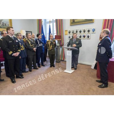Le général de division Jean-Philippe Gaudin, attaché de défense suisse et doyen du CAMNA (club des attachés militaires navals et de l'air) adresse ses voeux à l'amiral Christophe Prazuck, CEMM (chef d'état-major de la Marine), lors de la journée d'information Marine à l'Ecole Militaire.
