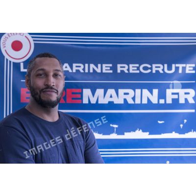 Portrait de monsieur Boris Diaw, joueur international de basket-ball et capitaine de l'équipe de France, au CIRFA Marine de Paris.