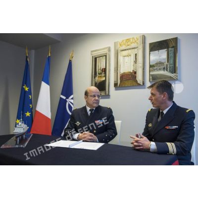 L'amiral Christophe Prazuck, CEMM (chef d'état-major de la Marine), s'entretient avec le capitaine de vaisseau Yonec Fihey, chef de cellule frégate multi-missions européenne du BPROG-SURF (bureau plans-programme de la section surface).