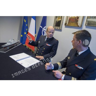 L'amiral Christophe Prazuck, CEMM (chef d'état-major de la Marine), s'entretient avec le capitaine de vaisseau Yonec Fihey, chef de cellule frégate multi-missions européenne du BPROG-SURF (bureau plans-programme de la section surface).