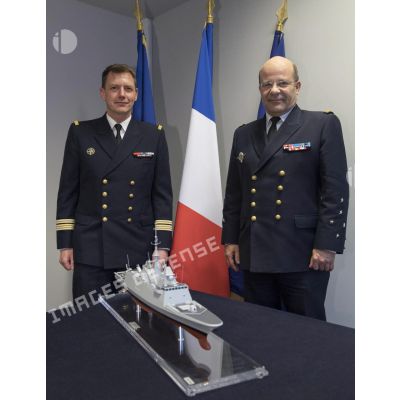 L'amiral Christophe Prazuck, CEMM (chef d'état-major de la Marine), accompagné du capitaine de vaisseau Yonec Fihey, chef de cellule frégate multi-missions européenne du BPROG-SURF (bureau plans-programme de la section surface), pose devant la maquette de la FREMM Auvergne (frégate multi-missions).