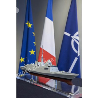 Maquette de la FREMM Auvergne (frégate multi-missions), exposée au Ministère des Armées.