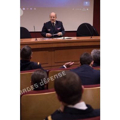 L'amiral Christophe Prazuck, CEMM (chef d'état-major de la Marine), tient une conféfence devant les auditeurs de l'Ecole de Guerre.