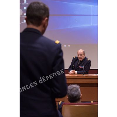 L'amiral Christophe Prazuck, CEMM (chef d'état-major de la Marine), tient une conféfence devant les auditeurs de l'Ecole de Guerre.