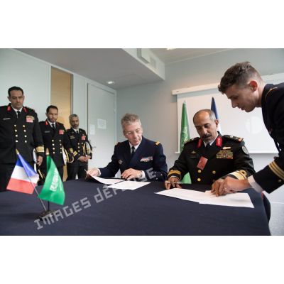 Le vice-amiral d'escadre Denis Béraud, major général de la Marine, signe une convention avec le contre-amiral saoudien al Harbi, dans le cadre de sa visite en délégation au Ministère des Armées.