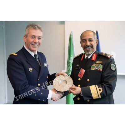 Le vice-amiral d'escadre Denis Béraud, major général de la Marine, reçoit un cadeau de la part du contre-amiral saoudien al Harbi, dans le cadre de sa visite en délégation au Ministère des Armées.