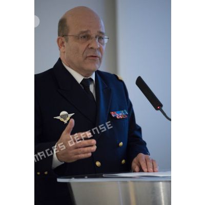 Exposé de l'amiral Christophe Prazuck, CEMM (chef d'état-major de la Marine), devant les membres de l'Alliance Navale lors d'une conférence sur la loi de programmation militaire à l'Ecole Militaire.