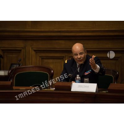 L'amiral Christophe Prazuck, CEMM (chef d'état-major de la Marine), s'adresse aux membres du Conseil d'Etat au sein de l'amphithéâtre du Palais-Royal.