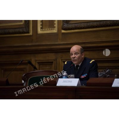 L'amiral Christophe Prazuck, CEMM (chef d'état-major de la Marine), s'adresse aux membres du Conseil d'Etat au sein de l'amphithéâtre du Palais-Royal.