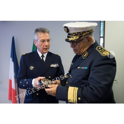 Le vice-amiral d'escadre Denis Béraud remet un cadeau au général-major algérien Chérif Azouz, lors de sa visite au Ministère des Armées.