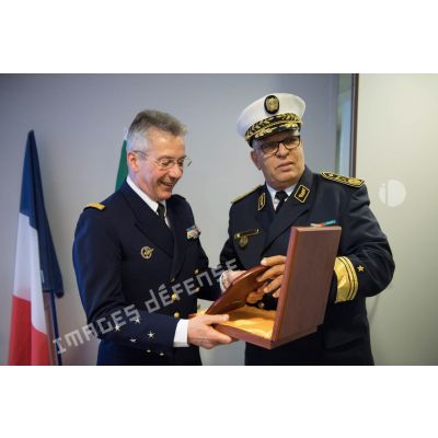 Le vice-amiral d'escadre Denis Béraud reçoit un cadeau de la part du général-major algérien Chérif Azouz, lors de sa visite au Ministère des Armées.