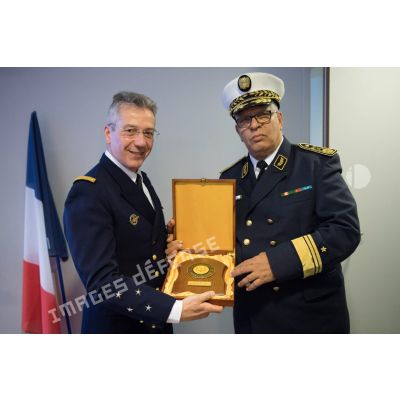 Le vice-amiral d'escadre Denis Béraud reçoit un cadeau de la part du général-major algérien Chérif Azouz, lors de sa visite au Ministère des Armées.
