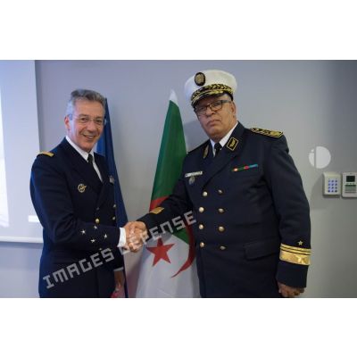 Le vice-amiral d'escadre Denis Béraud reçoit le général-major algérien Chérif Azouz, lors de sa visite au Ministère des Armées.