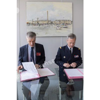 Le vice-amiral d'escadre Jean-Baptiste Dupuis, directeur de la DPMM (direction du personnel militaire de la Marine), signe une convention avec Christophe Carval, directeur exécutif en charge de la direction des ressources humaines d'EDF.
