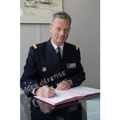 Portrait du vice-amiral d'escadre Jean-Baptiste Dupuis, directeur de la DPMM (direction du personnel militaire de la Marine), lors de la signature d'une convention avec EDF.