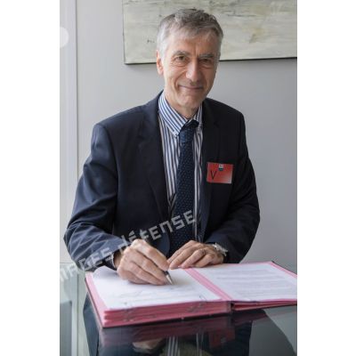 Monsieur Christophe Carval, directeur exécutif en charge de la direction des ressources humaines d'EDF, lors de la signature d'une convention avec la Marine nationale.