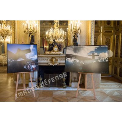Exposition de photographies dans une salle d'honneur mise à disposition d'un gala caritatif au profit des orphelins de la Marine nationale au Quai d'Orsay.