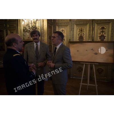 L'amiral Christophe Prazuck, CEMM (chef d'état-major de la Marine), discute avec des convives lors d'un gala caritatif au profit des orphelins de la Marine nationale au Quai d'Orsay.