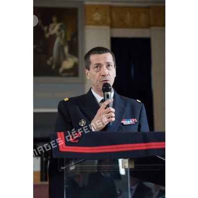 Intervention du contre-amiral Stéphane Boivin, commandant de la Marine à Paris, lors de la remise des prix du Plumier d'or au pavillon de musique de la Maison d'éducation de la Légion d'honneur à Saint-Denis.