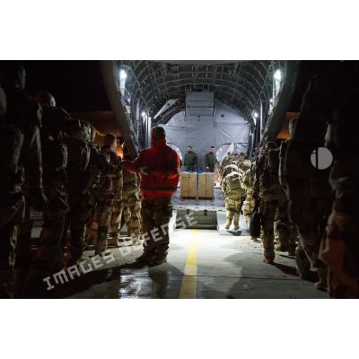 Embarquement d'un contingent du 3e RAMa dans un A400M Atlas en vue de sa projection par  voie aérienne militaire depuis la BAP H5 (base aérienne Prince Hasssan) en Jordanie jusqu'en Irak.