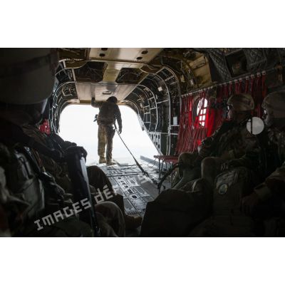 Bigors du 3e RAMa à bord d'un hélicoptère CH-47 Chinook de l'armée américaine effectuant le transit depuis Al-Asad Air Basa vers Al-Qaïm en Irak.