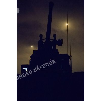 Canon Caesar (camion équipé d'un système d'artillerie), position de nuit. Tir éclairant par le SGTA (sous-groupement tactique artillerie) Lion du 3e RAMa intégré à la Task Force Wagram, à proximité de la frontière syrienne depuis le camp d'Al-Qaïm en appui aux forces de sécurité irakiennes.