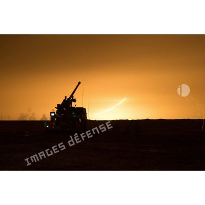 Tir éclairant par un camion équipé d'un système d'artillerie (CAESAR) du 3e régiment d'artillerie de marine (3e RAMa) à proximité de la frontière syrienne.