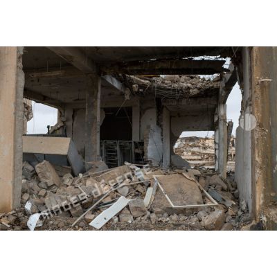 Vestiges d'un immeuble dans les ruines de la ville irakienne d'Al-Qaïm, située à proximité de la frontière avec la Syrie.