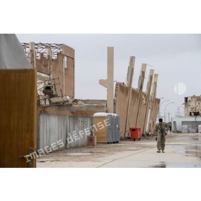 Camp de l'armée américaine dans les ruines de la ville irakienne d'Al-Quaïm, située à proximité de la frontière avec la Syrie.